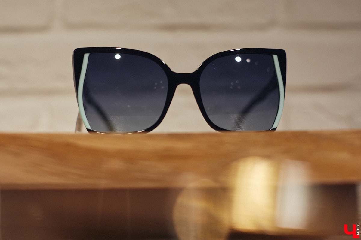 Солнцезащитные очки — важная деталь летнего образа. Этот модный аксессуар способен стать изюминкой любого аутфита. Поэтому важно, чтобы в вашем оптическом гардеробе была не одна-единственная модель очков, а сразу несколько. Как их выбрать, мы узнали у профессионалов.