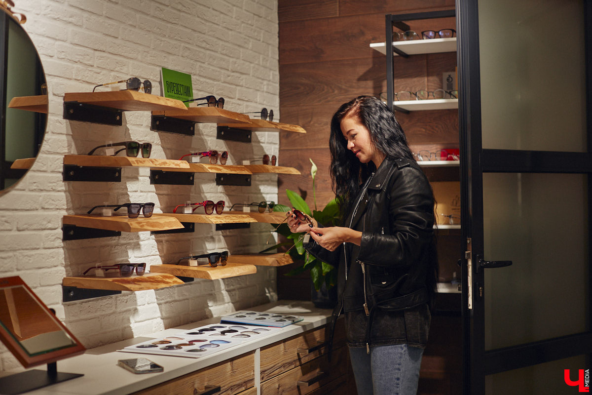 Солнцезащитные очки — важная деталь летнего образа. Этот модный аксессуар способен стать изюминкой любого аутфита. Поэтому важно, чтобы в вашем оптическом гардеробе была не одна-единственная модель очков, а сразу несколько. Как их выбрать, мы узнали у профессионалов.