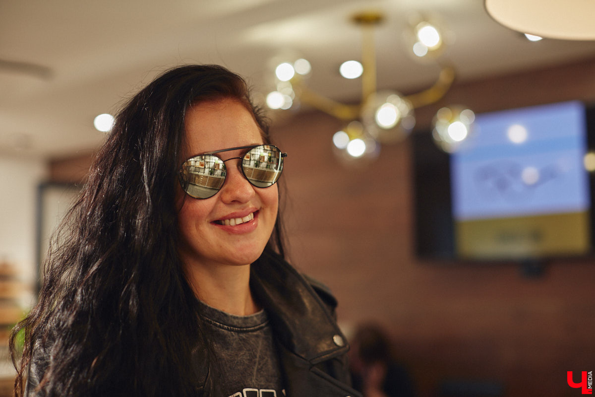 Солнцезащитные очки — важная деталь летнего образа. Этот модный аксессуар способен стать изюминкой любого аутфита. Поэтому важно, чтобы в вашем оптическом гардеробе была не одна-единственная модель очков, а сразу несколько. Как их выбрать, мы узнали у профессионалов.