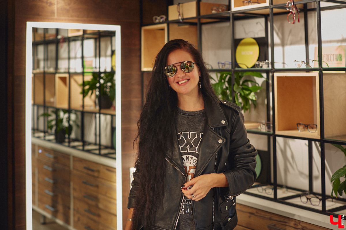 Солнцезащитные очки — важная деталь летнего образа. Этот модный аксессуар способен стать изюминкой любого аутфита. Поэтому важно, чтобы в вашем оптическом гардеробе была не одна-единственная модель очков, а сразу несколько. Как их выбрать, мы узнали у профессионалов.