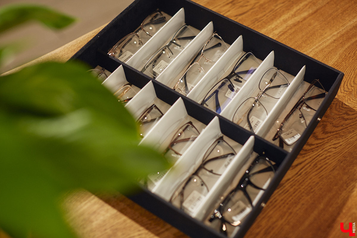 Солнцезащитные очки — важная деталь летнего образа. Этот модный аксессуар способен стать изюминкой любого аутфита. Поэтому важно, чтобы в вашем оптическом гардеробе была не одна-единственная модель очков, а сразу несколько. Как их выбрать, мы узнали у профессионалов.