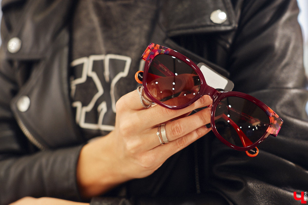 Солнцезащитные очки — важная деталь летнего образа. Этот модный аксессуар способен стать изюминкой любого аутфита. Поэтому важно, чтобы в вашем оптическом гардеробе была не одна-единственная модель очков, а сразу несколько. Как их выбрать, мы узнали у профессионалов.