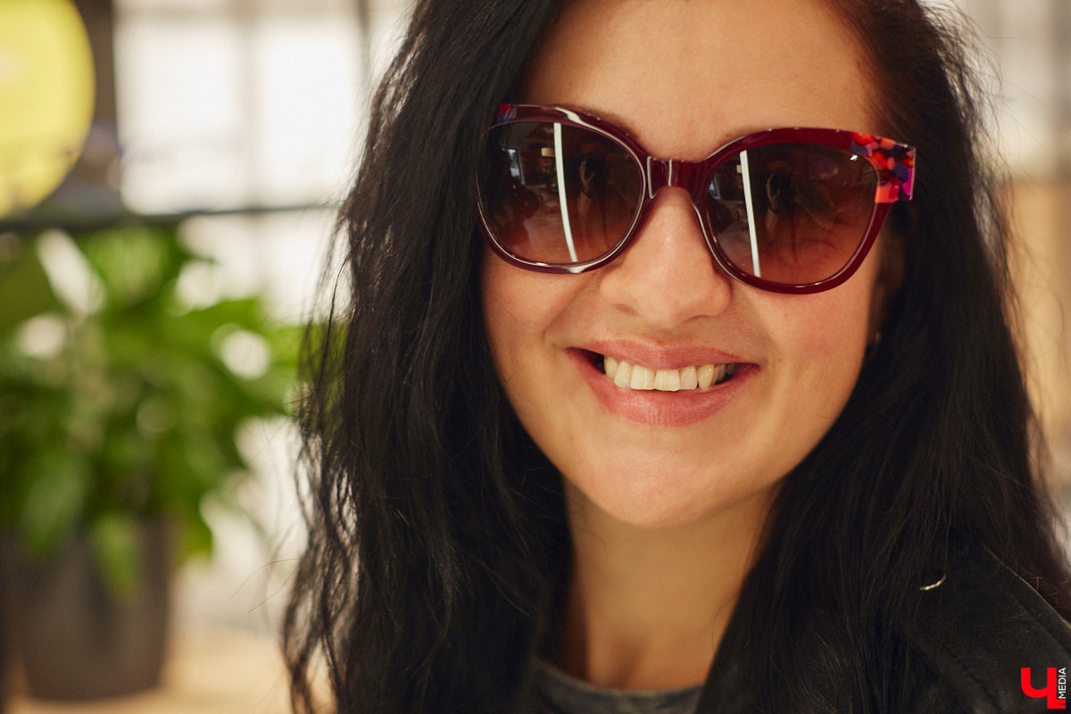 Солнцезащитные очки — важная деталь летнего образа. Этот модный аксессуар способен стать изюминкой любого аутфита. Поэтому важно, чтобы в вашем оптическом гардеробе была не одна-единственная модель очков, а сразу несколько. Как их выбрать, мы узнали у профессионалов.