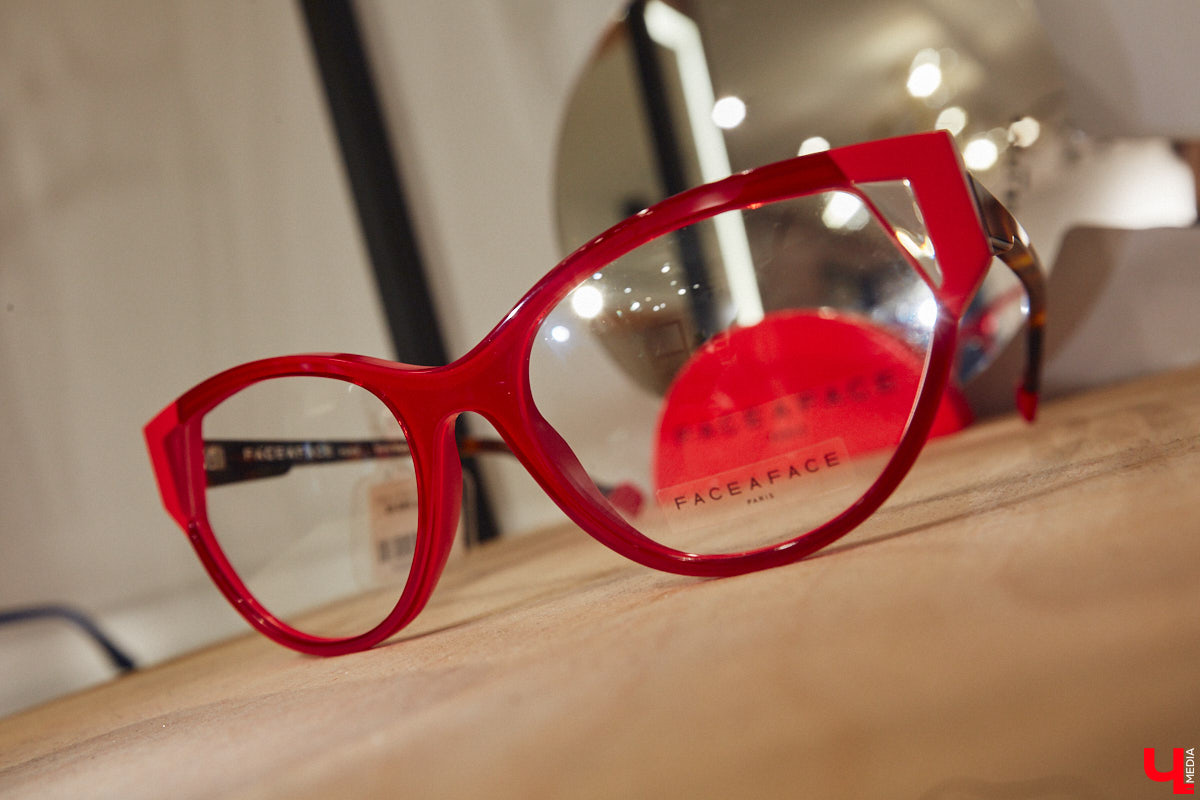 Солнцезащитные очки — важная деталь летнего образа. Этот модный аксессуар способен стать изюминкой любого аутфита. Поэтому важно, чтобы в вашем оптическом гардеробе была не одна-единственная модель очков, а сразу несколько. Как их выбрать, мы узнали у профессионалов.