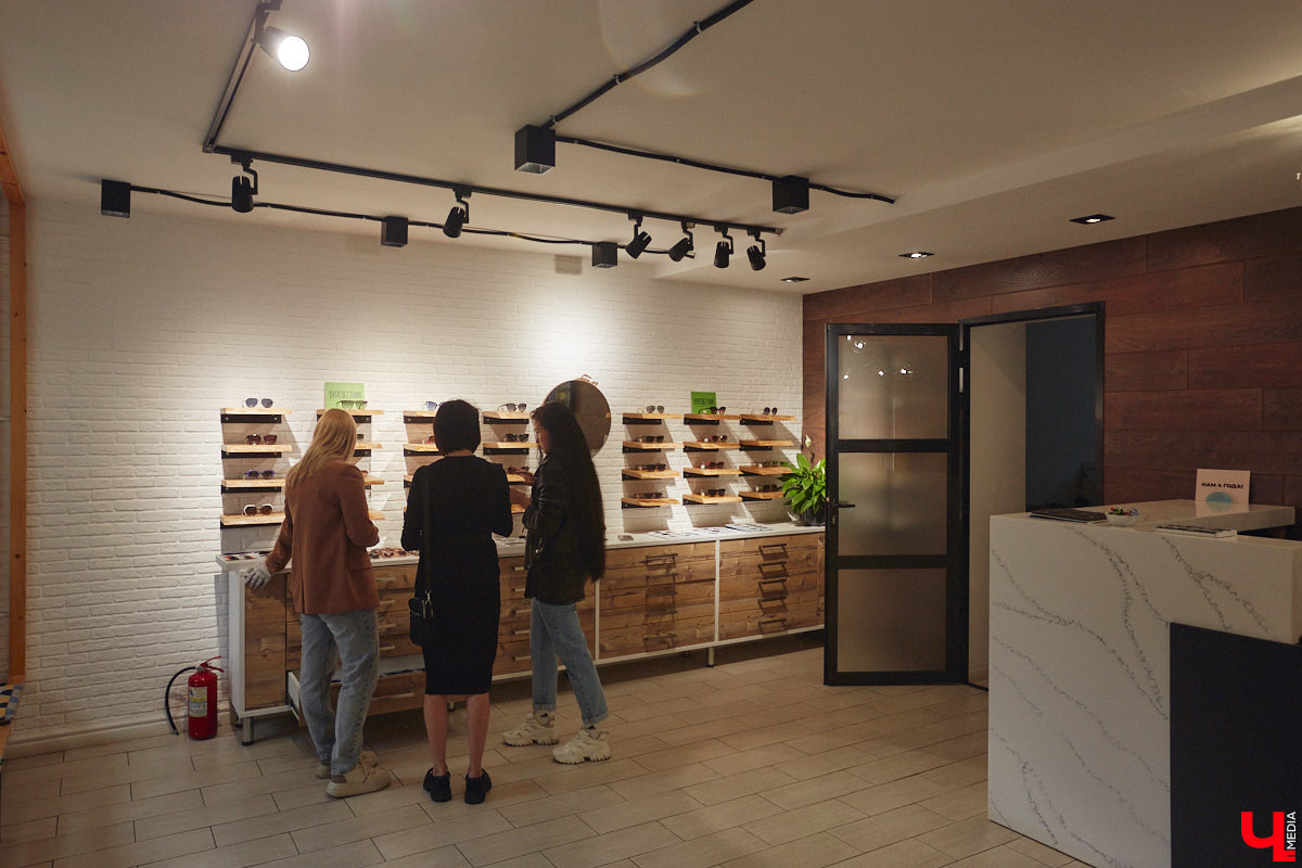 Солнцезащитные очки — важная деталь летнего образа. Этот модный аксессуар способен стать изюминкой любого аутфита. Поэтому важно, чтобы в вашем оптическом гардеробе была не одна-единственная модель очков, а сразу несколько. Как их выбрать, мы узнали у профессионалов.