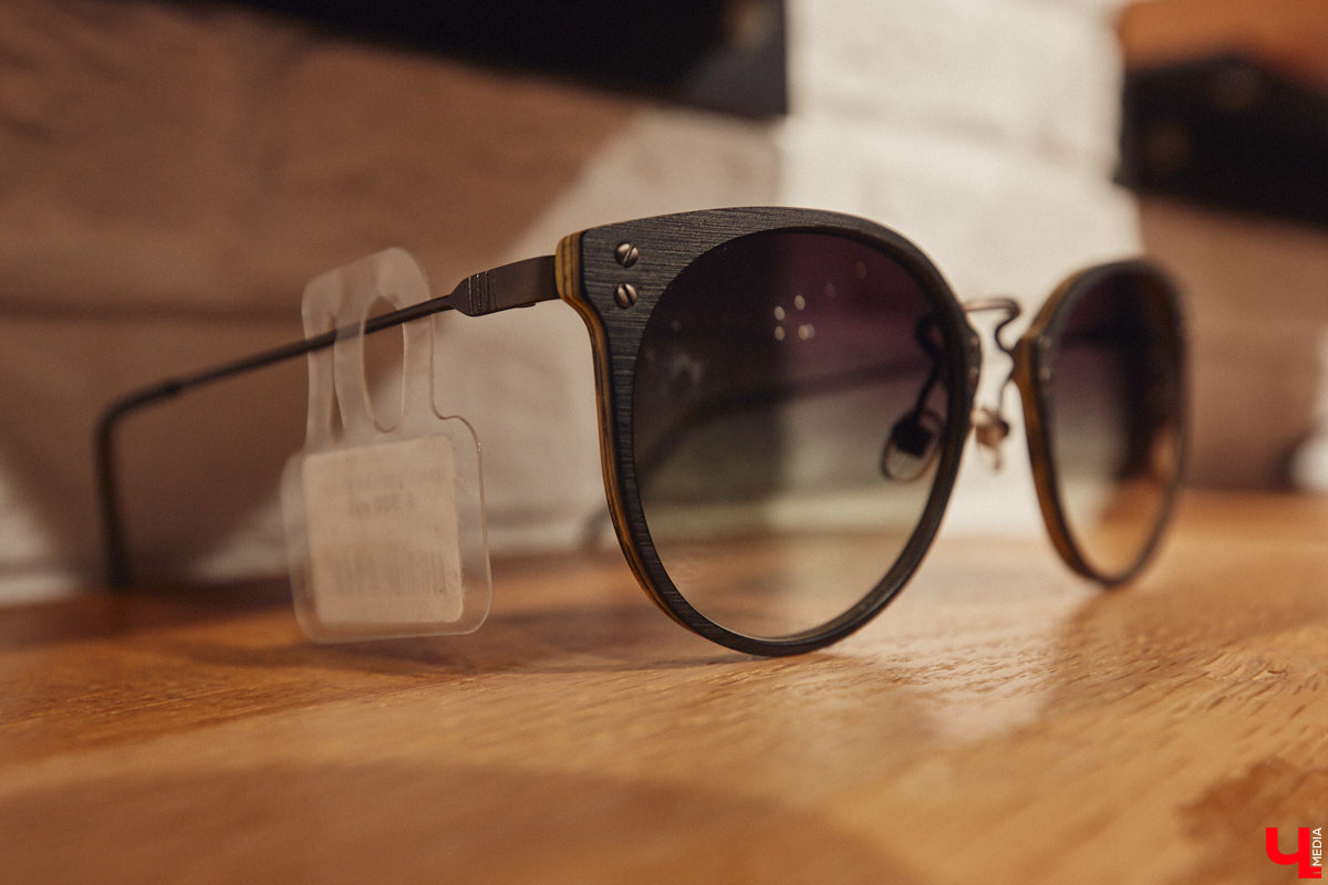 Солнцезащитные очки — важная деталь летнего образа. Этот модный аксессуар способен стать изюминкой любого аутфита. Поэтому важно, чтобы в вашем оптическом гардеробе была не одна-единственная модель очков, а сразу несколько. Как их выбрать, мы узнали у профессионалов.