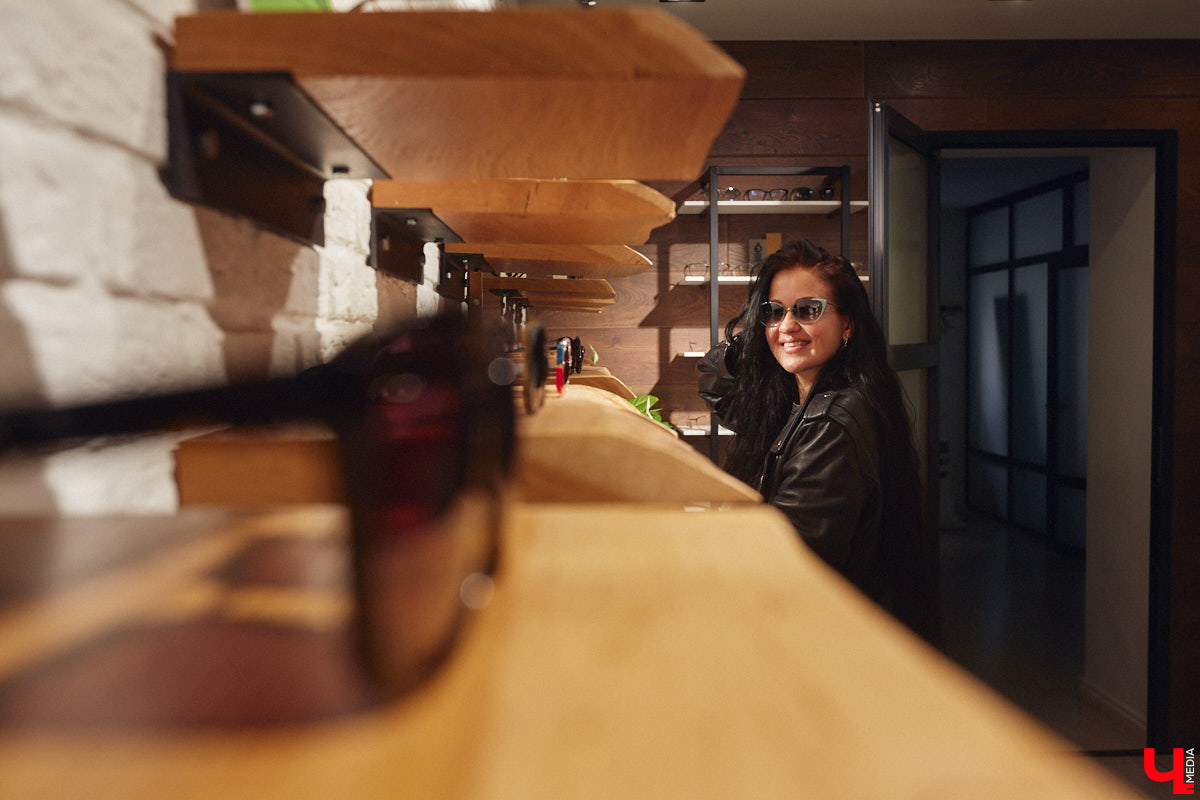 Солнцезащитные очки — важная деталь летнего образа. Этот модный аксессуар способен стать изюминкой любого аутфита. Поэтому важно, чтобы в вашем оптическом гардеробе была не одна-единственная модель очков, а сразу несколько. Как их выбрать, мы узнали у профессионалов.