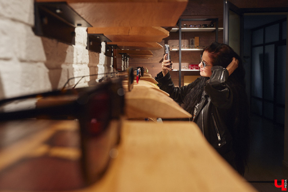 Солнцезащитные очки — важная деталь летнего образа. Этот модный аксессуар способен стать изюминкой любого аутфита. Поэтому важно, чтобы в вашем оптическом гардеробе была не одна-единственная модель очков, а сразу несколько. Как их выбрать, мы узнали у профессионалов.