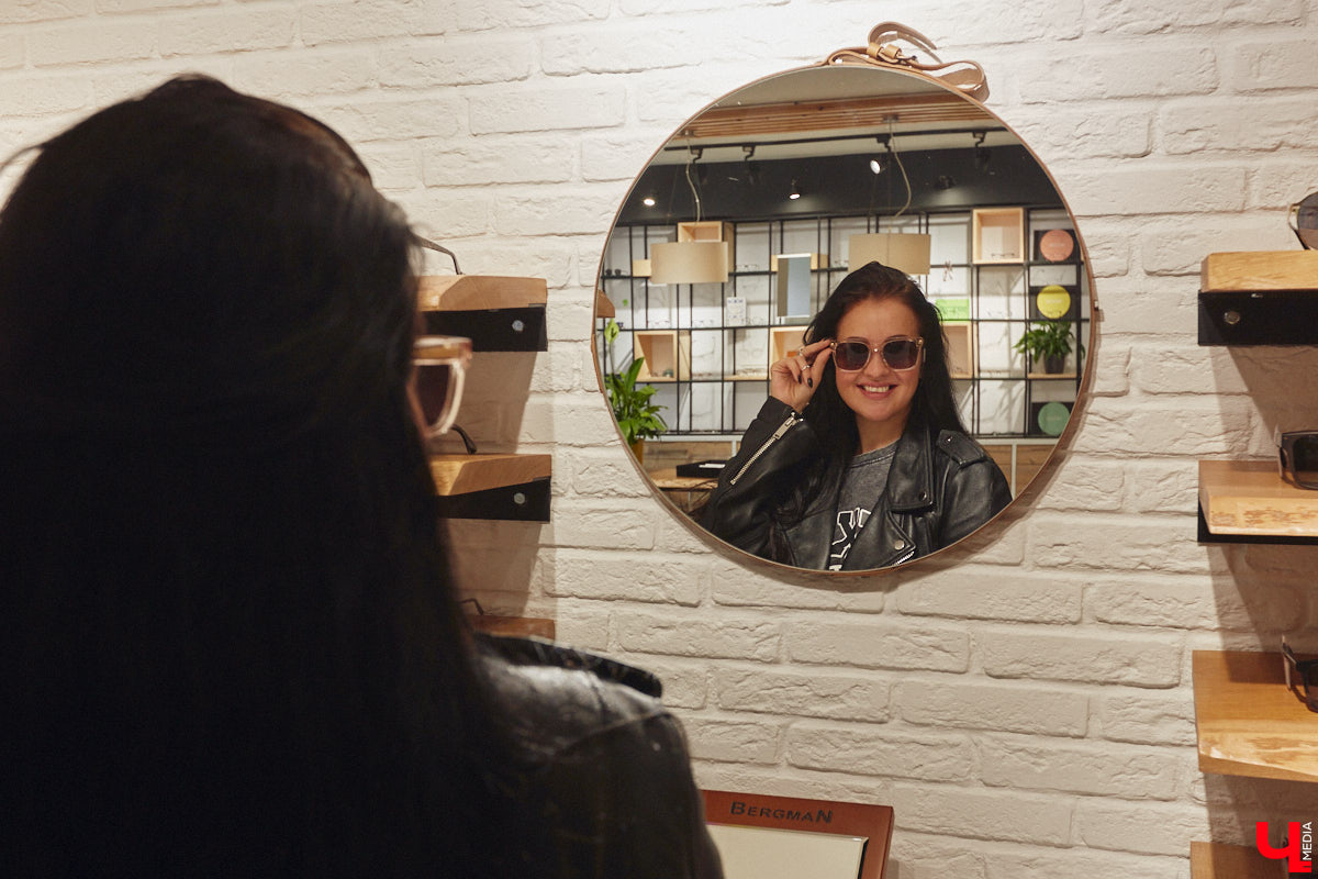 Солнцезащитные очки — важная деталь летнего образа. Этот модный аксессуар способен стать изюминкой любого аутфита. Поэтому важно, чтобы в вашем оптическом гардеробе была не одна-единственная модель очков, а сразу несколько. Как их выбрать, мы узнали у профессионалов.