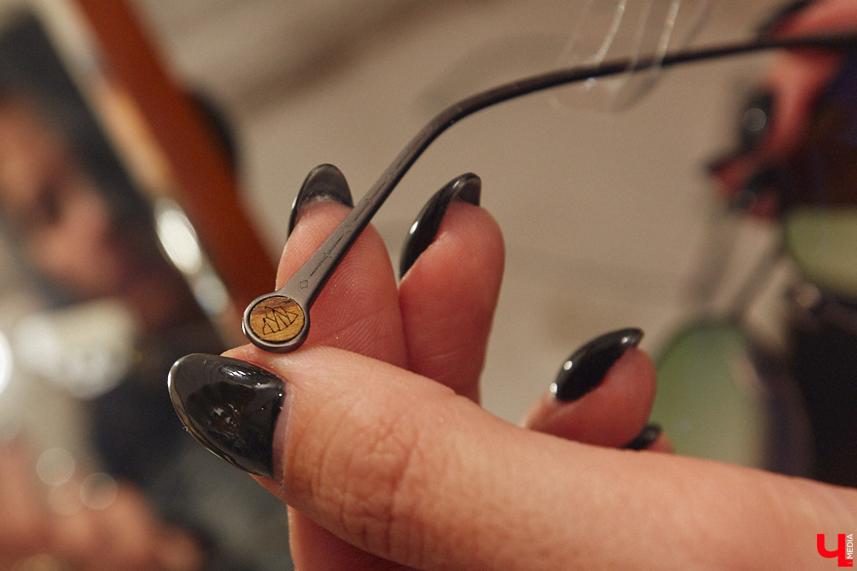 Солнцезащитные очки — важная деталь летнего образа. Этот модный аксессуар способен стать изюминкой любого аутфита. Поэтому важно, чтобы в вашем оптическом гардеробе была не одна-единственная модель очков, а сразу несколько. Как их выбрать, мы узнали у профессионалов.