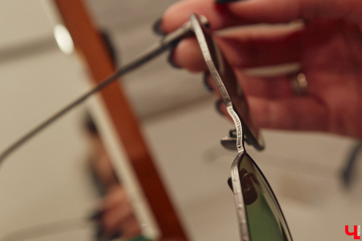 Солнцезащитные очки — важная деталь летнего образа. Этот модный аксессуар способен стать изюминкой любого аутфита. Поэтому важно, чтобы в вашем оптическом гардеробе была не одна-единственная модель очков, а сразу несколько. Как их выбрать, мы узнали у профессионалов.