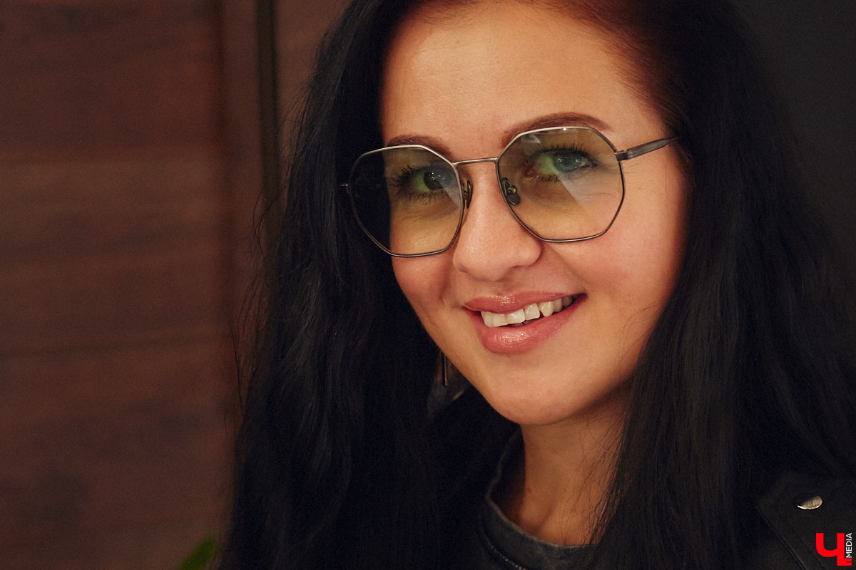 Солнцезащитные очки — важная деталь летнего образа. Этот модный аксессуар способен стать изюминкой любого аутфита. Поэтому важно, чтобы в вашем оптическом гардеробе была не одна-единственная модель очков, а сразу несколько. Как их выбрать, мы узнали у профессионалов.