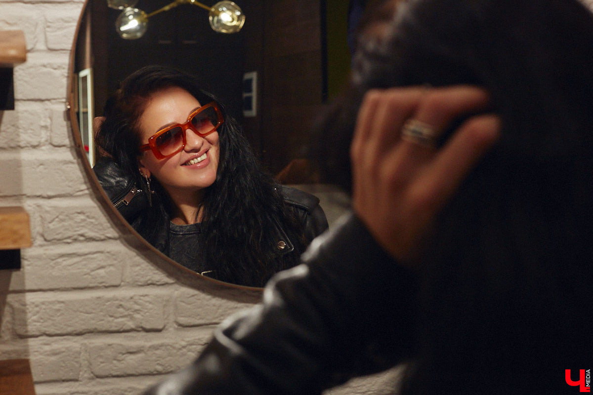 Солнцезащитные очки — важная деталь летнего образа. Этот модный аксессуар способен стать изюминкой любого аутфита. Поэтому важно, чтобы в вашем оптическом гардеробе была не одна-единственная модель очков, а сразу несколько. Как их выбрать, мы узнали у профессионалов.