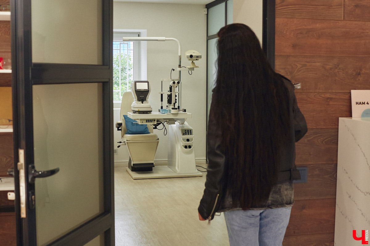 Солнцезащитные очки — важная деталь летнего образа. Этот модный аксессуар способен стать изюминкой любого аутфита. Поэтому важно, чтобы в вашем оптическом гардеробе была не одна-единственная модель очков, а сразу несколько. Как их выбрать, мы узнали у профессионалов.