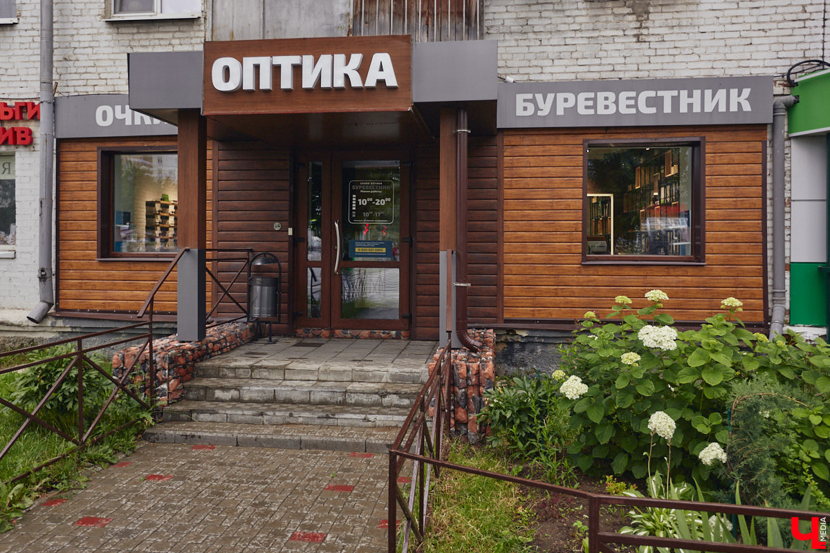 Солнцезащитные очки — важная деталь летнего образа. Этот модный аксессуар способен стать изюминкой любого аутфита. Поэтому важно, чтобы в вашем оптическом гардеробе была не одна-единственная модель очков, а сразу несколько. Как их выбрать, мы узнали у профессионалов.