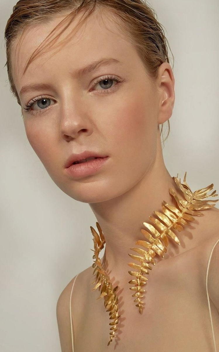 Мода циклична, и порой возвращения бывают очень неожиданными. Речь не о джинсах клеш, а о еще более древних предметах с историей. В вещах, насчитывающих сотню лет, наблюдаются актуальные нынче тренды. А потому вместе с владимирским стилистом Александрой Креар мы сравнили старинные украшения с современными.