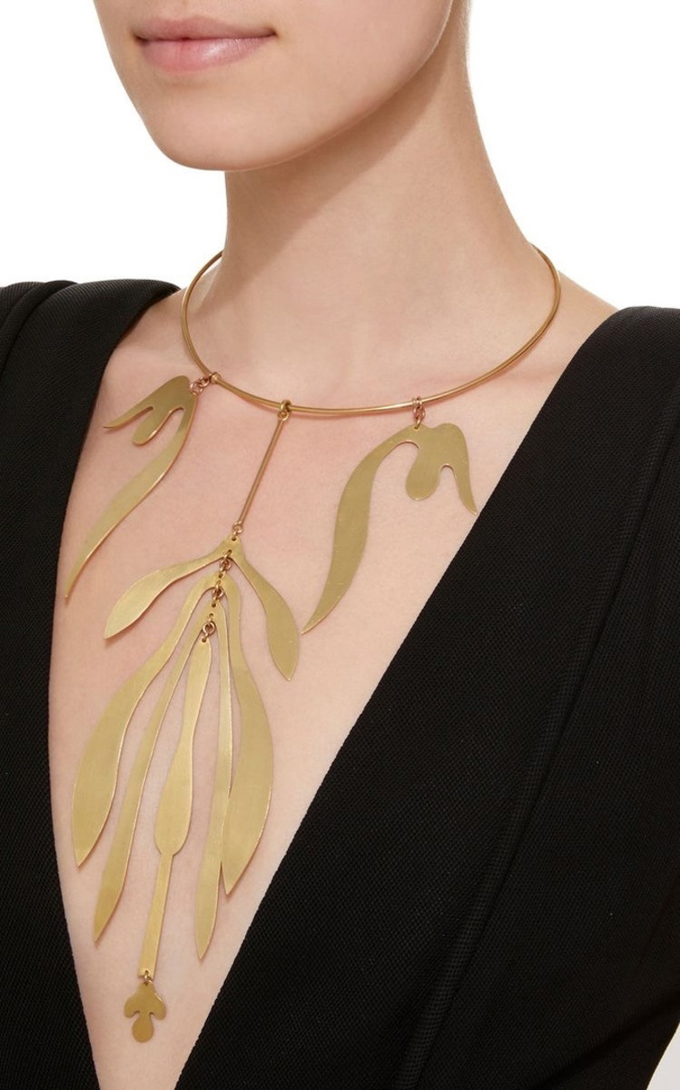 Мода циклична, и порой возвращения бывают очень неожиданными. Речь не о джинсах клеш, а о еще более древних предметах с историей. В вещах, насчитывающих сотню лет, наблюдаются актуальные нынче тренды. А потому вместе с владимирским стилистом Александрой Креар мы сравнили старинные украшения с современными.