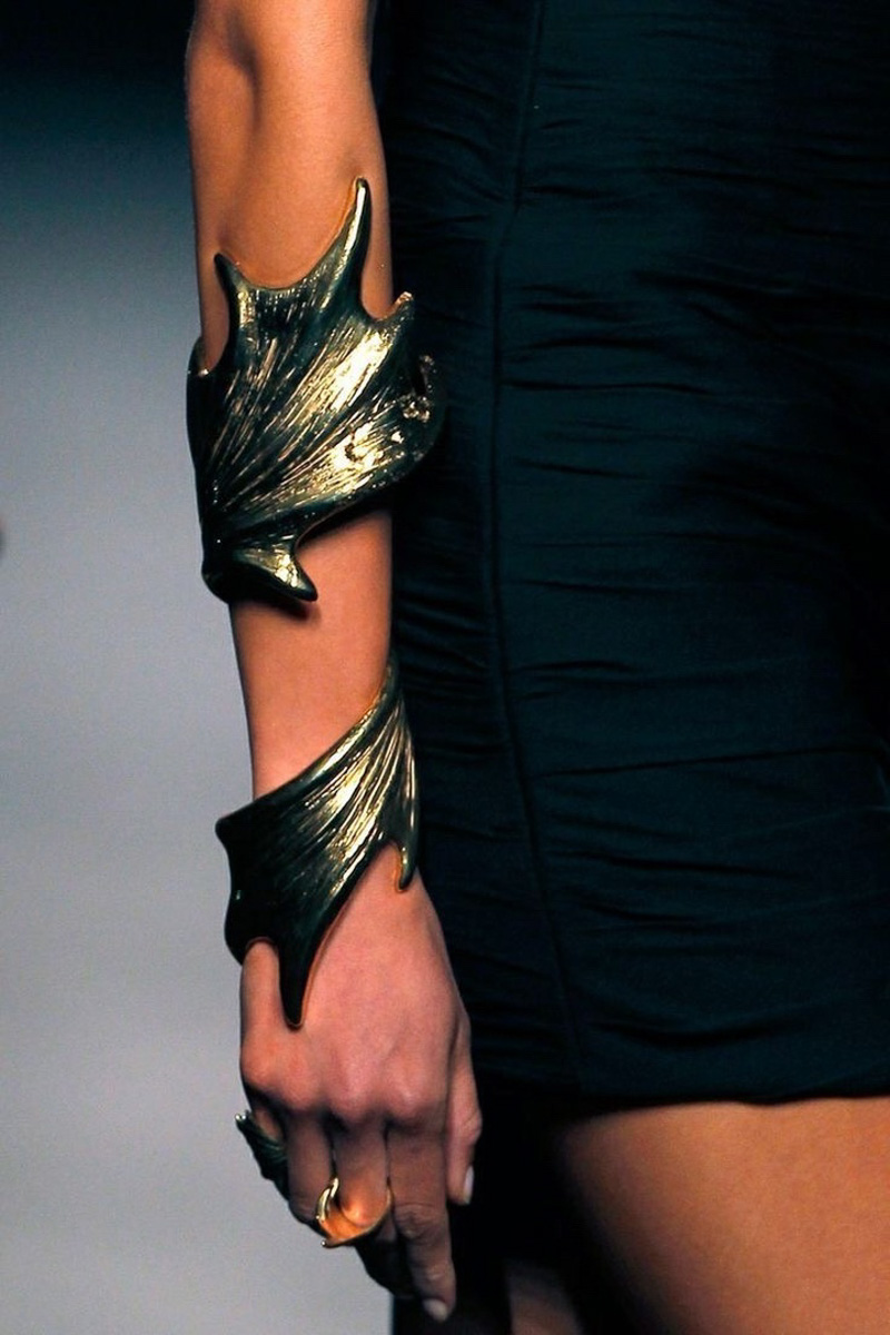 Мода циклична, и порой возвращения бывают очень неожиданными. Речь не о джинсах клеш, а о еще более древних предметах с историей. В вещах, насчитывающих сотню лет, наблюдаются актуальные нынче тренды. А потому вместе с владимирским стилистом Александрой Креар мы сравнили старинные украшения с современными.