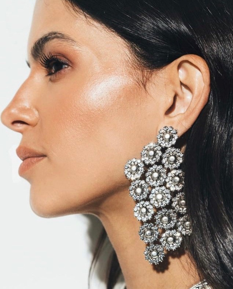 Мода циклична, и порой возвращения бывают очень неожиданными. Речь не о джинсах клеш, а о еще более древних предметах с историей. В вещах, насчитывающих сотню лет, наблюдаются актуальные нынче тренды. А потому вместе с владимирским стилистом Александрой Креар мы сравнили старинные украшения с современными.