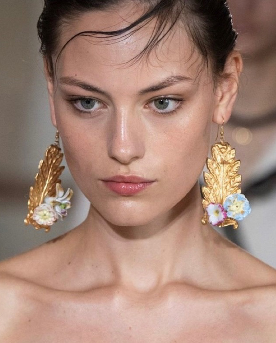 Мода циклична, и порой возвращения бывают очень неожиданными. Речь не о джинсах клеш, а о еще более древних предметах с историей. В вещах, насчитывающих сотню лет, наблюдаются актуальные нынче тренды. А потому вместе с владимирским стилистом Александрой Креар мы сравнили старинные украшения с современными.