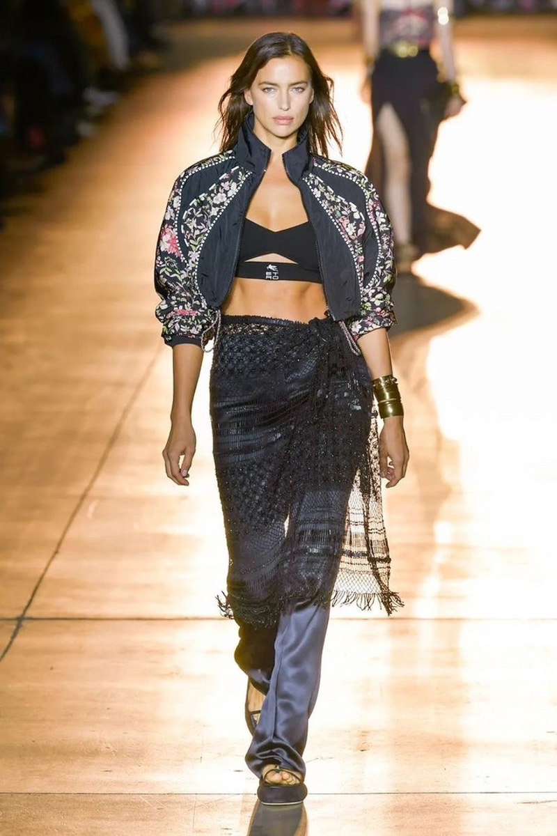 Мода циклична, и порой возвращения бывают очень неожиданными. Речь не о джинсах клеш, а о еще более древних предметах с историей. В вещах, насчитывающих сотню лет, наблюдаются актуальные нынче тренды. А потому вместе с владимирским стилистом Александрой Креар мы сравнили старинные украшения с современными.