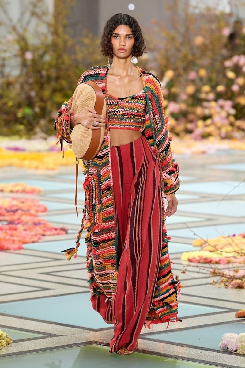 Мода циклична, и порой возвращения бывают очень неожиданными. Речь не о джинсах клеш, а о еще более древних предметах с историей. В вещах, насчитывающих сотню лет, наблюдаются актуальные нынче тренды. А потому вместе с владимирским стилистом Александрой Креар мы сравнили старинные украшения с современными.