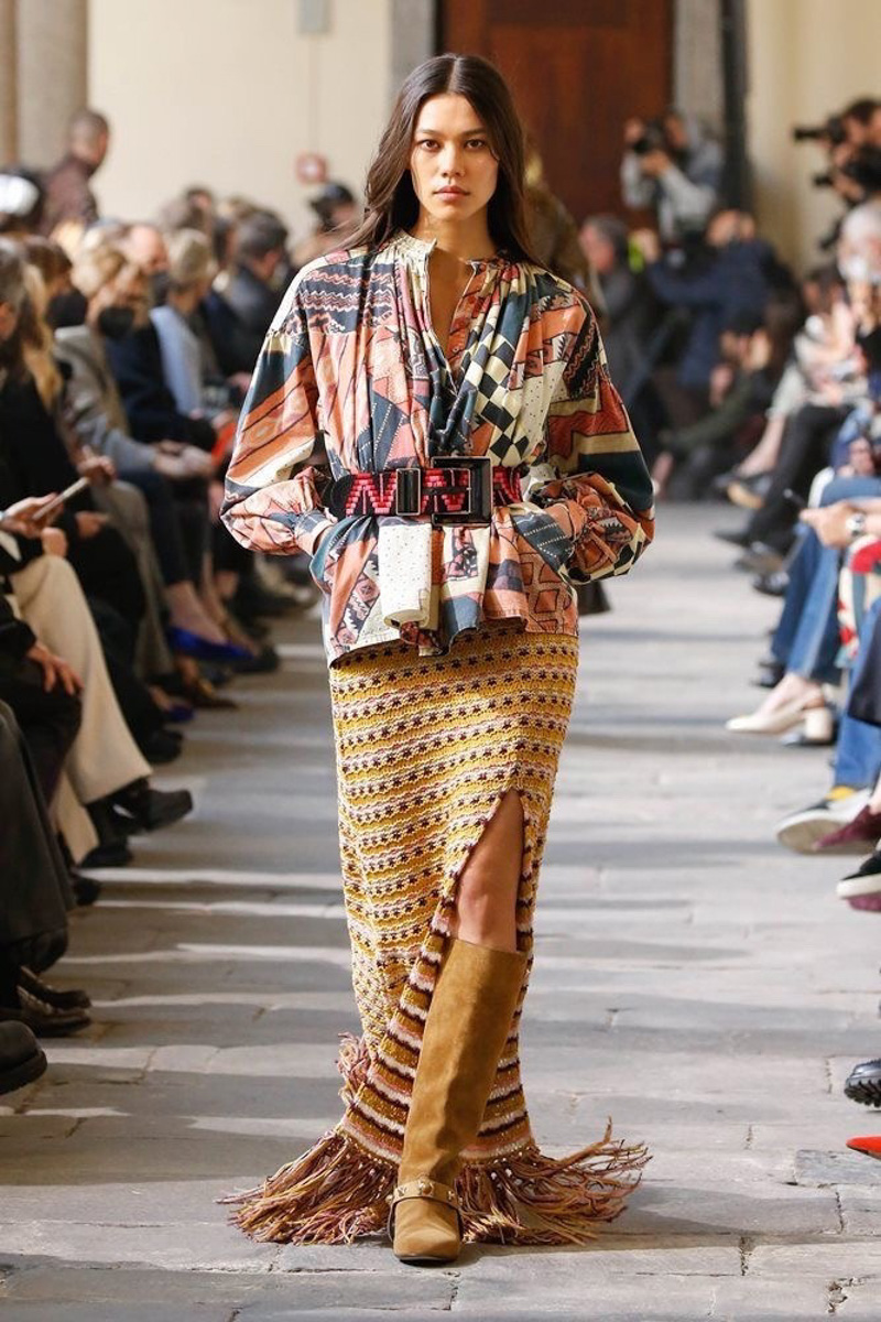 Мода циклична, и порой возвращения бывают очень неожиданными. Речь не о джинсах клеш, а о еще более древних предметах с историей. В вещах, насчитывающих сотню лет, наблюдаются актуальные нынче тренды. А потому вместе с владимирским стилистом Александрой Креар мы сравнили старинные украшения с современными.