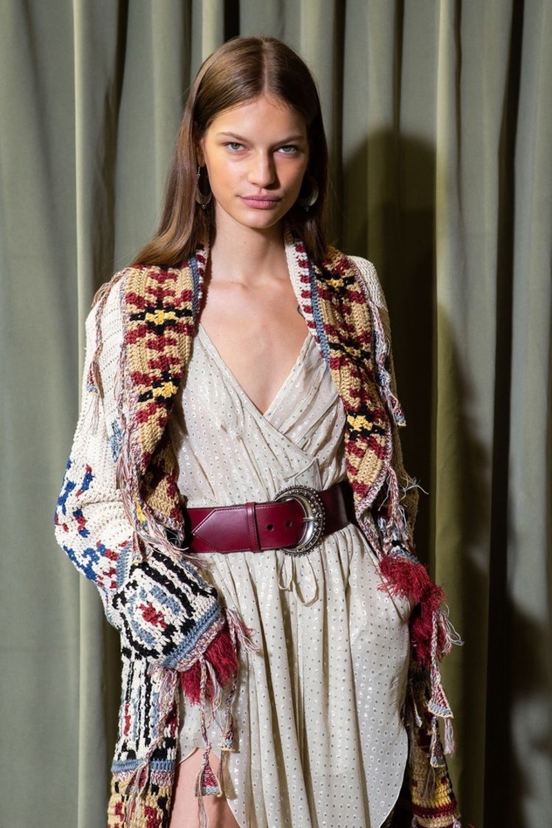 Мода циклична, и порой возвращения бывают очень неожиданными. Речь не о джинсах клеш, а о еще более древних предметах с историей. В вещах, насчитывающих сотню лет, наблюдаются актуальные нынче тренды. А потому вместе с владимирским стилистом Александрой Креар мы сравнили старинные украшения с современными.