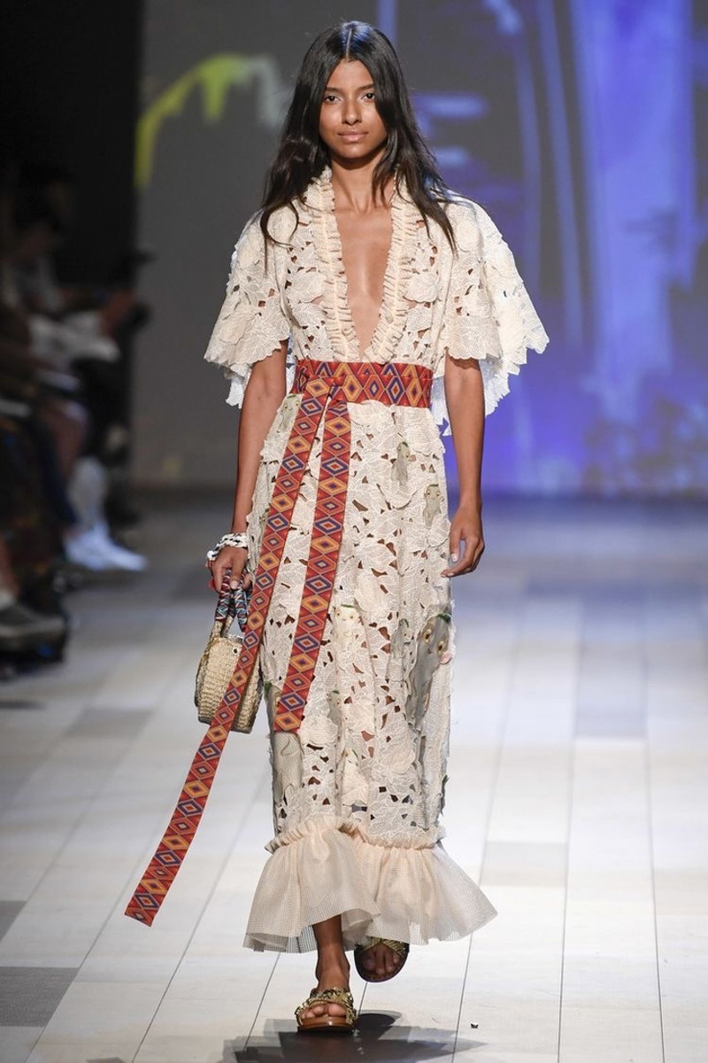 Мода циклична, и порой возвращения бывают очень неожиданными. Речь не о джинсах клеш, а о еще более древних предметах с историей. В вещах, насчитывающих сотню лет, наблюдаются актуальные нынче тренды. А потому вместе с владимирским стилистом Александрой Креар мы сравнили старинные украшения с современными.