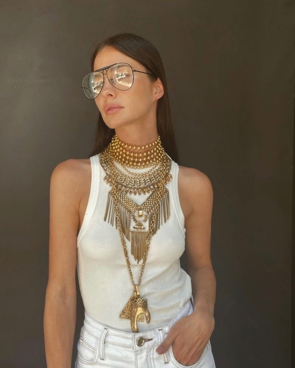 Мода циклична, и порой возвращения бывают очень неожиданными. Речь не о джинсах клеш, а о еще более древних предметах с историей. В вещах, насчитывающих сотню лет, наблюдаются актуальные нынче тренды. А потому вместе с владимирским стилистом Александрой Креар мы сравнили старинные украшения с современными.