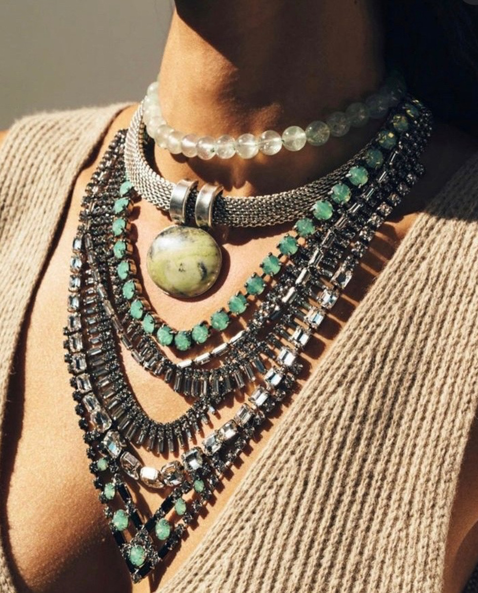 Мода циклична, и порой возвращения бывают очень неожиданными. Речь не о джинсах клеш, а о еще более древних предметах с историей. В вещах, насчитывающих сотню лет, наблюдаются актуальные нынче тренды. А потому вместе с владимирским стилистом Александрой Креар мы сравнили старинные украшения с современными.