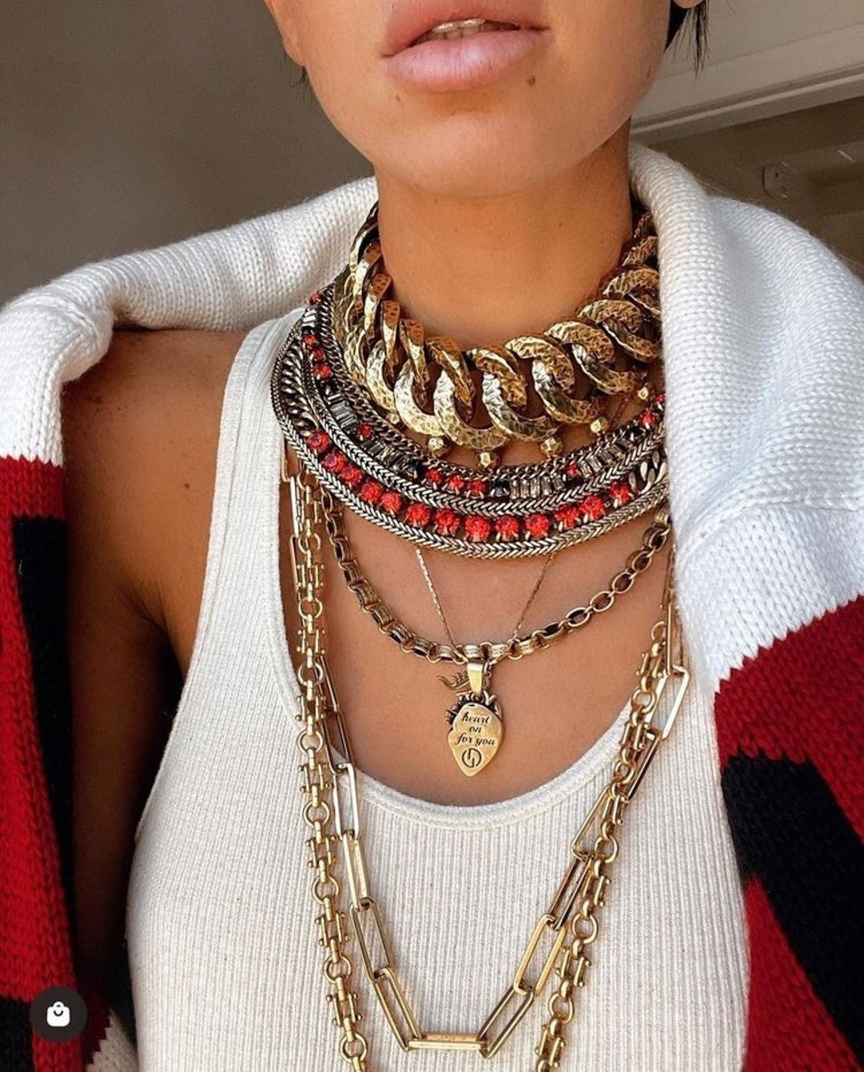 Мода циклична, и порой возвращения бывают очень неожиданными. Речь не о джинсах клеш, а о еще более древних предметах с историей. В вещах, насчитывающих сотню лет, наблюдаются актуальные нынче тренды. А потому вместе с владимирским стилистом Александрой Креар мы сравнили старинные украшения с современными.