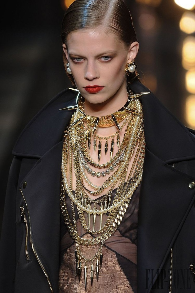 Мода циклична, и порой возвращения бывают очень неожиданными. Речь не о джинсах клеш, а о еще более древних предметах с историей. В вещах, насчитывающих сотню лет, наблюдаются актуальные нынче тренды. А потому вместе с владимирским стилистом Александрой Креар мы сравнили старинные украшения с современными.