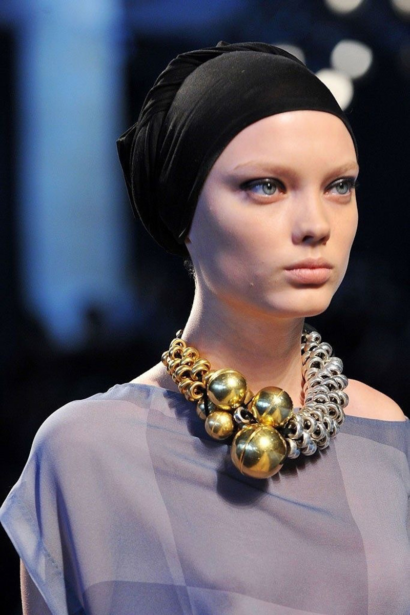 Мода циклична, и порой возвращения бывают очень неожиданными. Речь не о джинсах клеш, а о еще более древних предметах с историей. В вещах, насчитывающих сотню лет, наблюдаются актуальные нынче тренды. А потому вместе с владимирским стилистом Александрой Креар мы сравнили старинные украшения с современными.