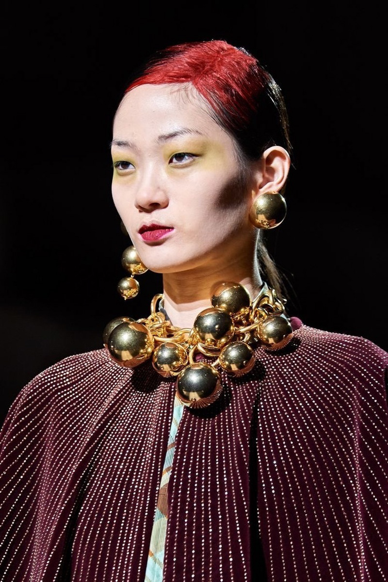 Мода циклична, и порой возвращения бывают очень неожиданными. Речь не о джинсах клеш, а о еще более древних предметах с историей. В вещах, насчитывающих сотню лет, наблюдаются актуальные нынче тренды. А потому вместе с владимирским стилистом Александрой Креар мы сравнили старинные украшения с современными.