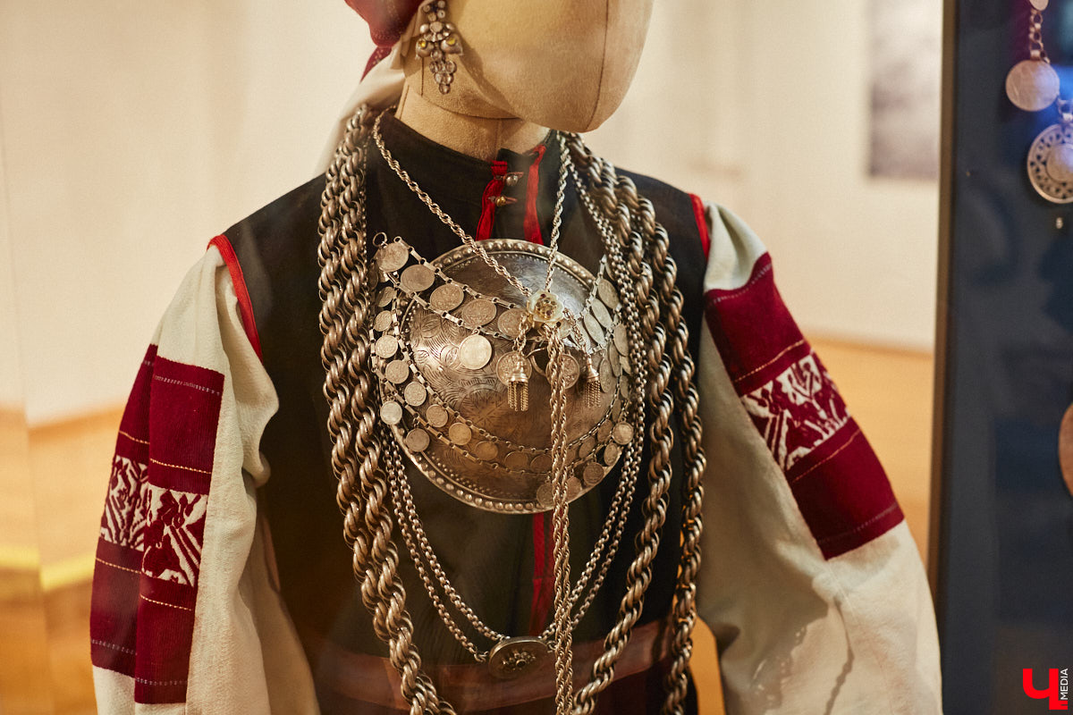 Мода циклична, и порой возвращения бывают очень неожиданными. Речь не о джинсах клеш, а о еще более древних предметах с историей. В вещах, насчитывающих сотню лет, наблюдаются актуальные нынче тренды. А потому вместе с владимирским стилистом Александрой Креар мы сравнили старинные украшения с современными.