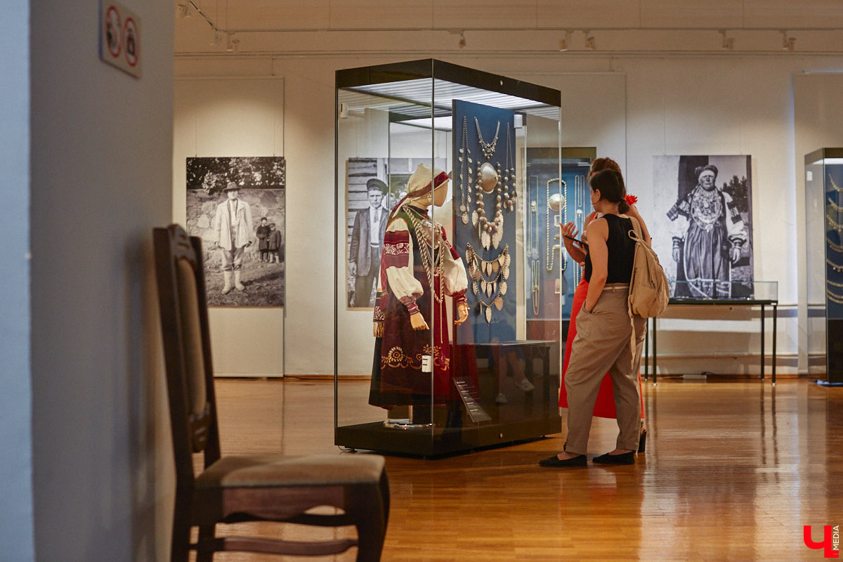 Мода циклична, и порой возвращения бывают очень неожиданными. Речь не о джинсах клеш, а о еще более древних предметах с историей. В вещах, насчитывающих сотню лет, наблюдаются актуальные нынче тренды. А потому вместе с владимирским стилистом Александрой Креар мы сравнили старинные украшения с современными.