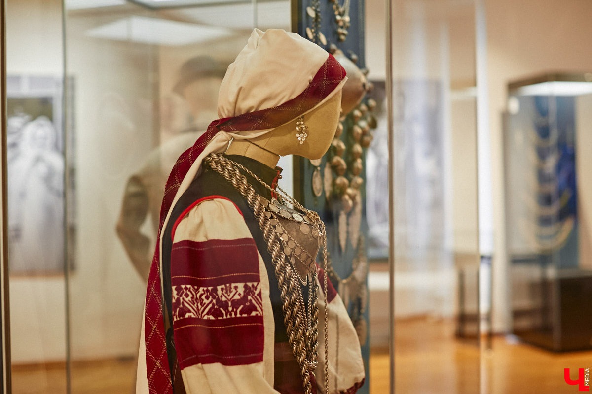 Мода циклична, и порой возвращения бывают очень неожиданными. Речь не о джинсах клеш, а о еще более древних предметах с историей. В вещах, насчитывающих сотню лет, наблюдаются актуальные нынче тренды. А потому вместе с владимирским стилистом Александрой Креар мы сравнили старинные украшения с современными.