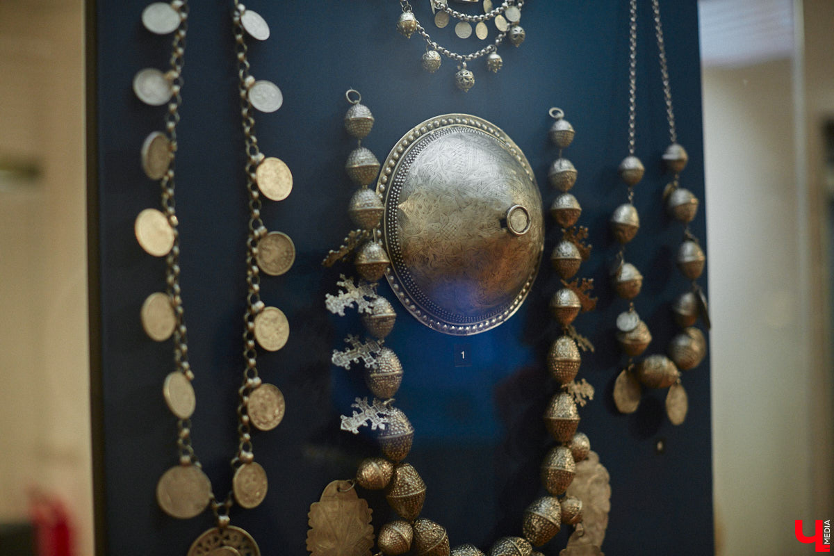 Мода циклична, и порой возвращения бывают очень неожиданными. Речь не о джинсах клеш, а о еще более древних предметах с историей. В вещах, насчитывающих сотню лет, наблюдаются актуальные нынче тренды. А потому вместе с владимирским стилистом Александрой Креар мы сравнили старинные украшения с современными.