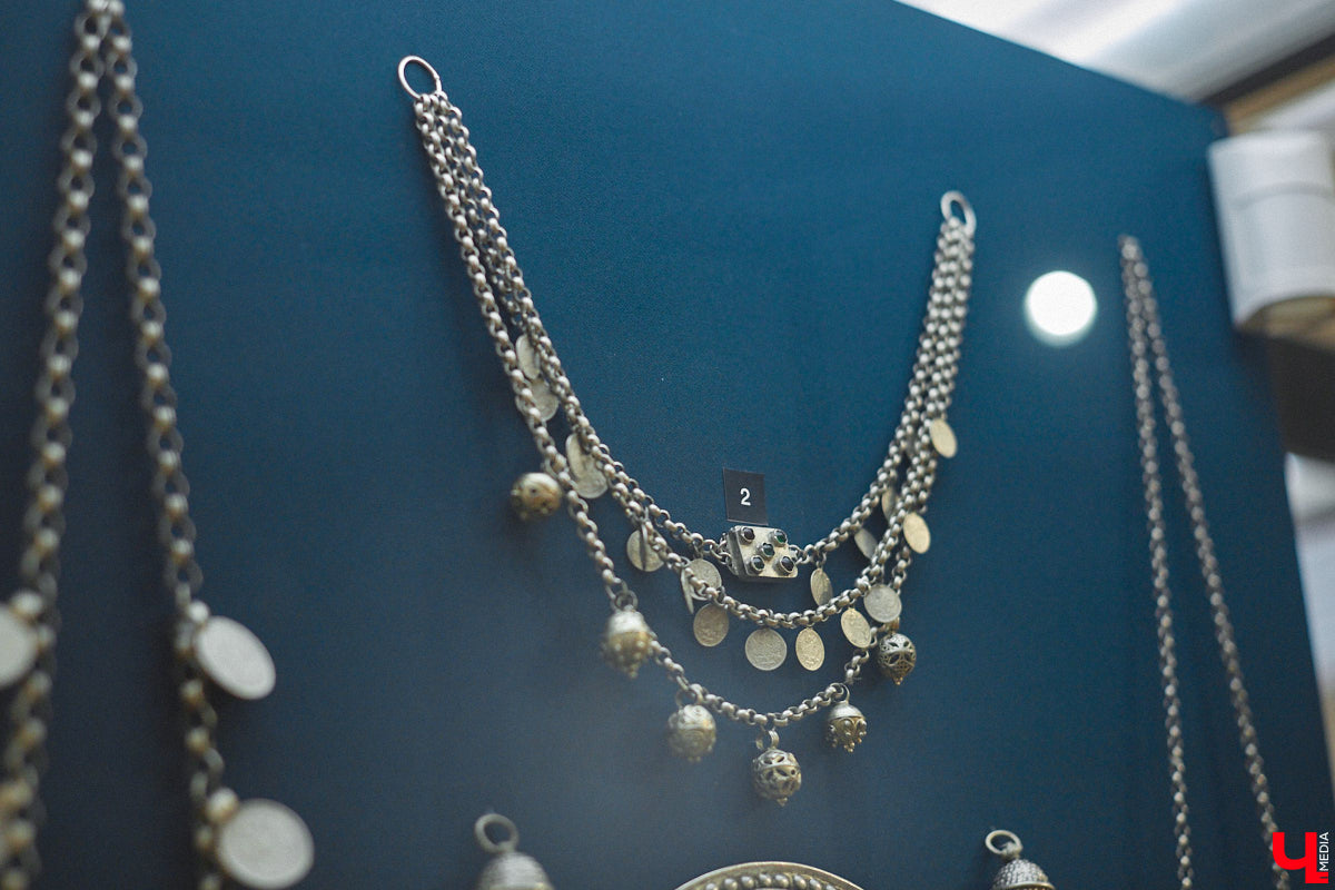 Мода циклична, и порой возвращения бывают очень неожиданными. Речь не о джинсах клеш, а о еще более древних предметах с историей. В вещах, насчитывающих сотню лет, наблюдаются актуальные нынче тренды. А потому вместе с владимирским стилистом Александрой Креар мы сравнили старинные украшения с современными.