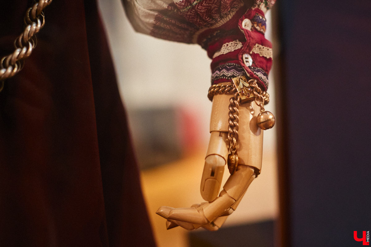 Мода циклична, и порой возвращения бывают очень неожиданными. Речь не о джинсах клеш, а о еще более древних предметах с историей. В вещах, насчитывающих сотню лет, наблюдаются актуальные нынче тренды. А потому вместе с владимирским стилистом Александрой Креар мы сравнили старинные украшения с современными.