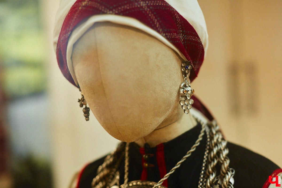 Мода циклична, и порой возвращения бывают очень неожиданными. Речь не о джинсах клеш, а о еще более древних предметах с историей. В вещах, насчитывающих сотню лет, наблюдаются актуальные нынче тренды. А потому вместе с владимирским стилистом Александрой Креар мы сравнили старинные украшения с современными.