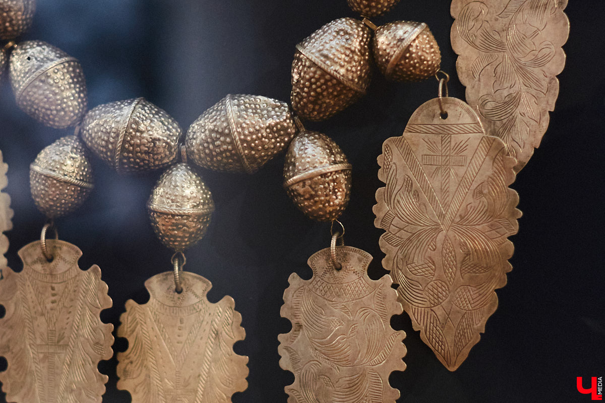 Мода циклична, и порой возвращения бывают очень неожиданными. Речь не о джинсах клеш, а о еще более древних предметах с историей. В вещах, насчитывающих сотню лет, наблюдаются актуальные нынче тренды. А потому вместе с владимирским стилистом Александрой Креар мы сравнили старинные украшения с современными.