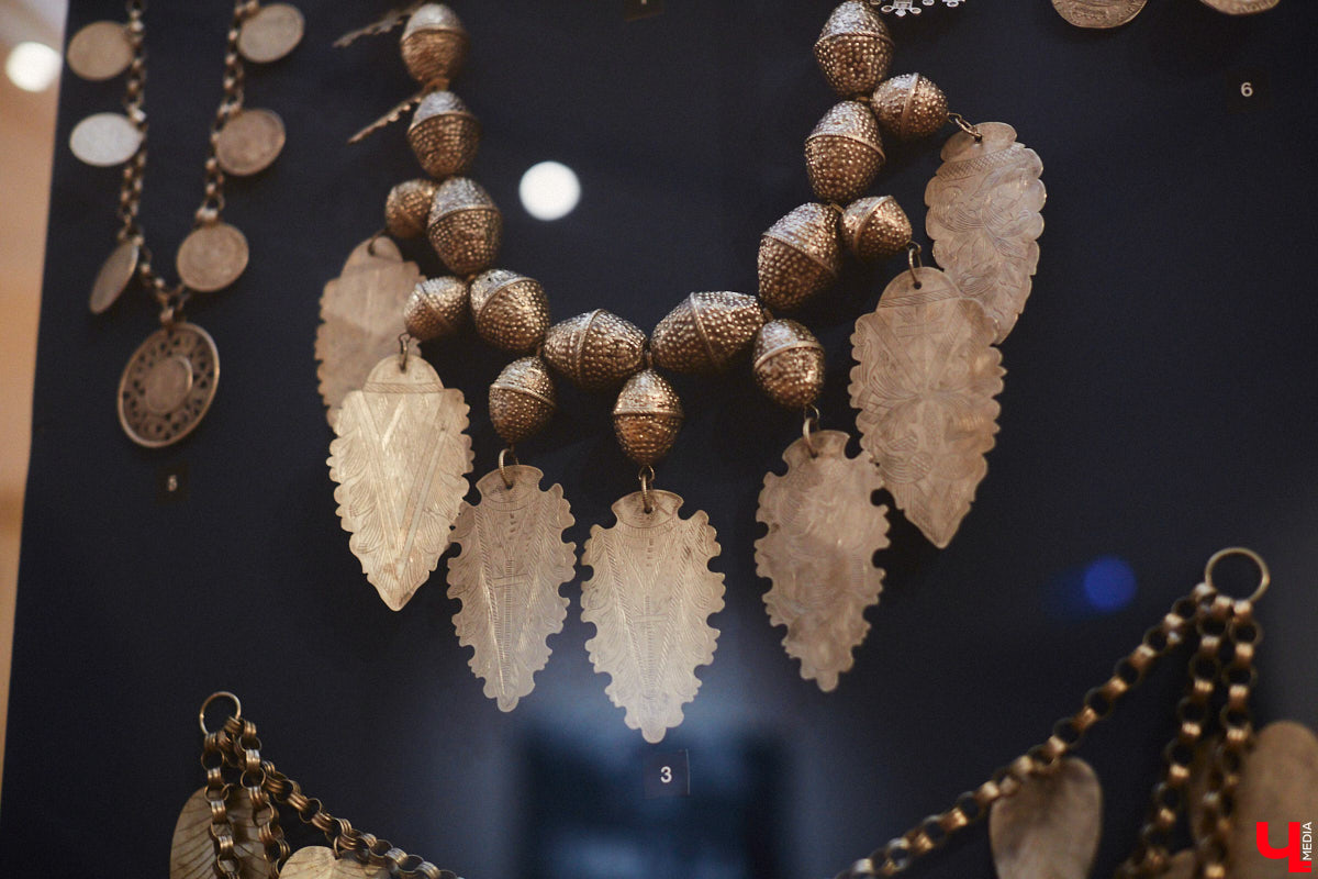 Мода циклична, и порой возвращения бывают очень неожиданными. Речь не о джинсах клеш, а о еще более древних предметах с историей. В вещах, насчитывающих сотню лет, наблюдаются актуальные нынче тренды. А потому вместе с владимирским стилистом Александрой Креар мы сравнили старинные украшения с современными.