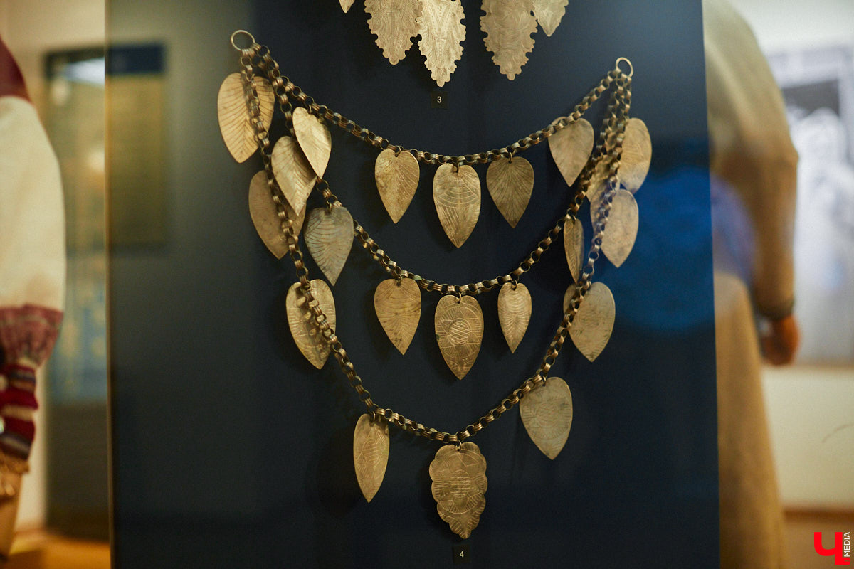 Мода циклична, и порой возвращения бывают очень неожиданными. Речь не о джинсах клеш, а о еще более древних предметах с историей. В вещах, насчитывающих сотню лет, наблюдаются актуальные нынче тренды. А потому вместе с владимирским стилистом Александрой Креар мы сравнили старинные украшения с современными.