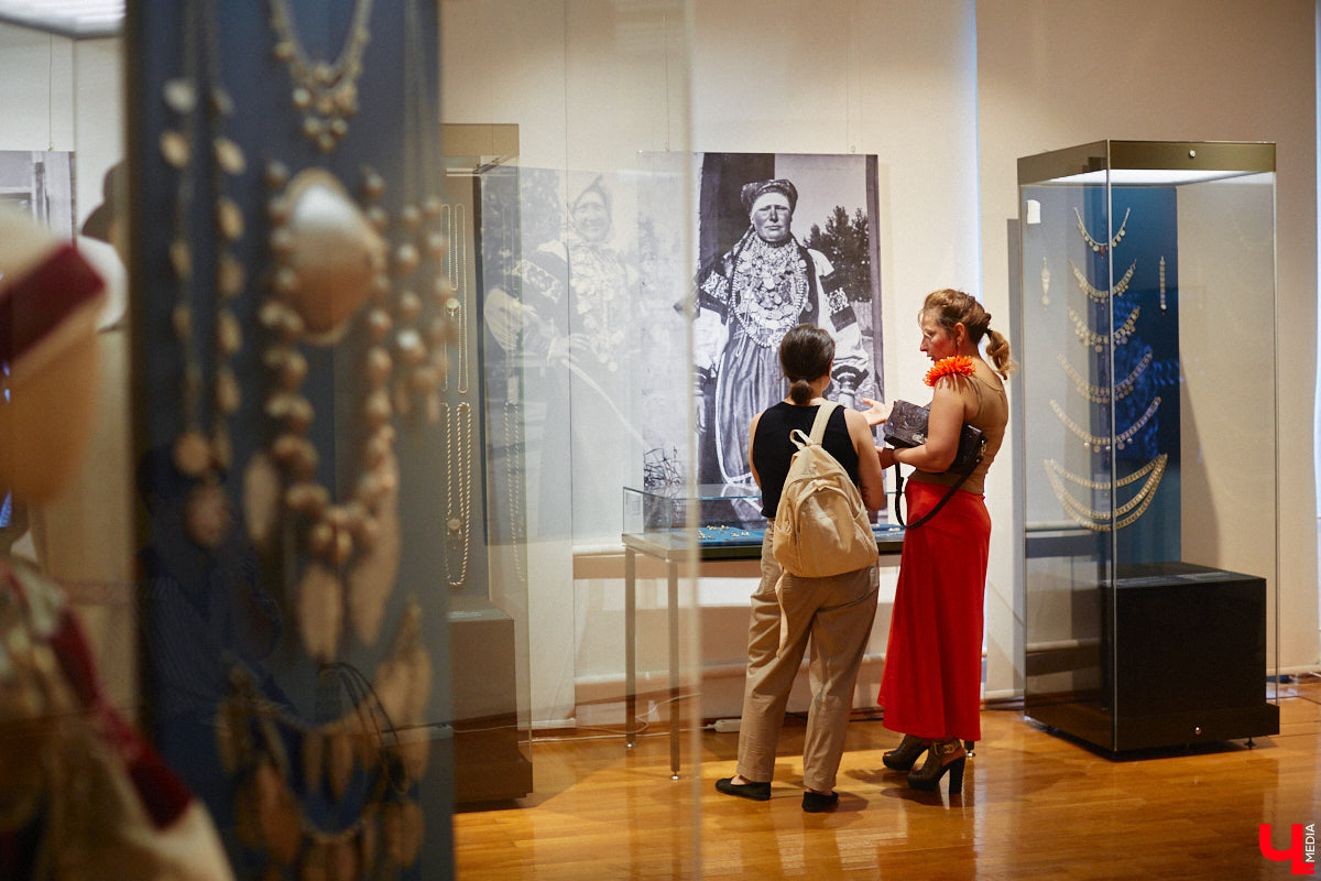 Мода циклична, и порой возвращения бывают очень неожиданными. Речь не о джинсах клеш, а о еще более древних предметах с историей. В вещах, насчитывающих сотню лет, наблюдаются актуальные нынче тренды. А потому вместе с владимирским стилистом Александрой Креар мы сравнили старинные украшения с современными.