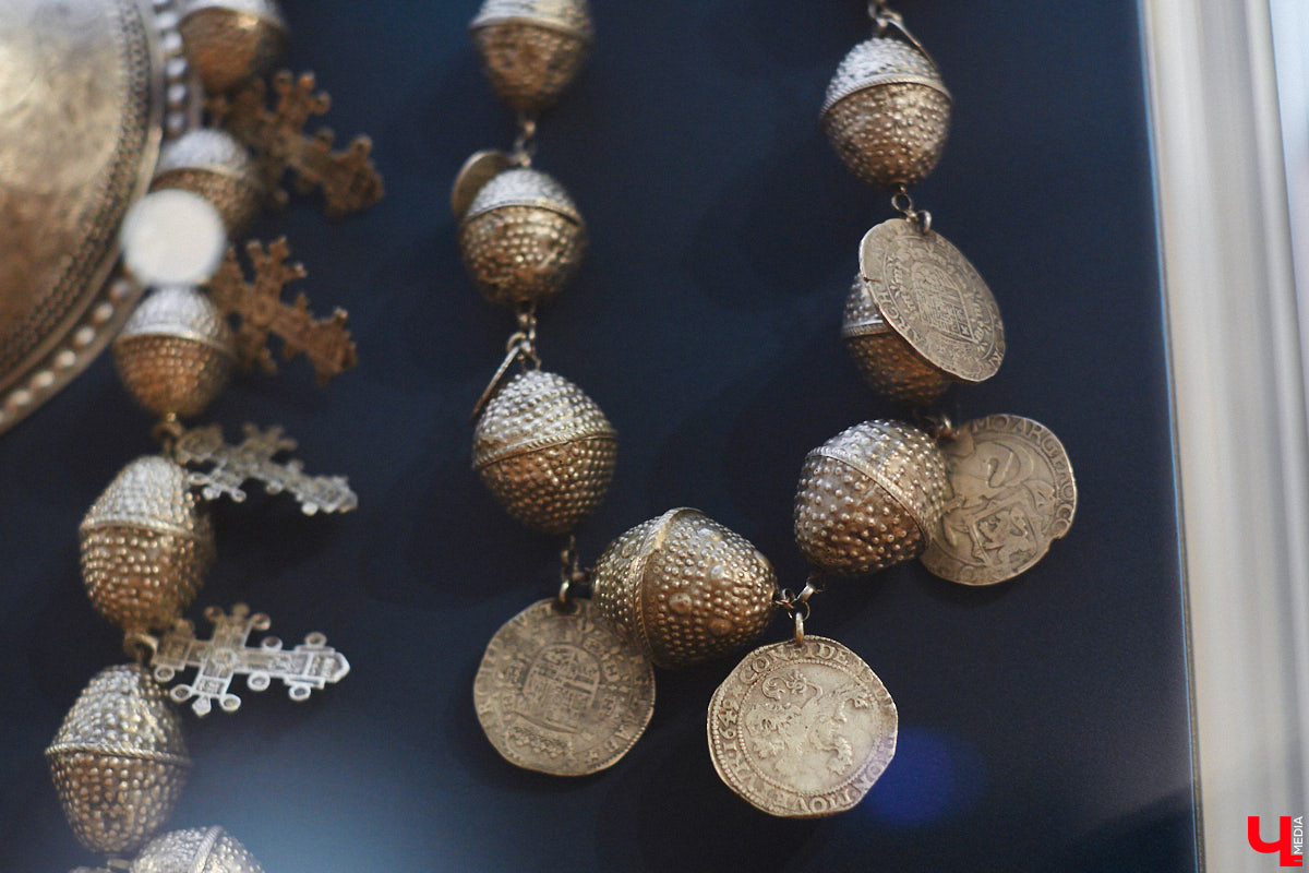 Мода циклична, и порой возвращения бывают очень неожиданными. Речь не о джинсах клеш, а о еще более древних предметах с историей. В вещах, насчитывающих сотню лет, наблюдаются актуальные нынче тренды. А потому вместе с владимирским стилистом Александрой Креар мы сравнили старинные украшения с современными.