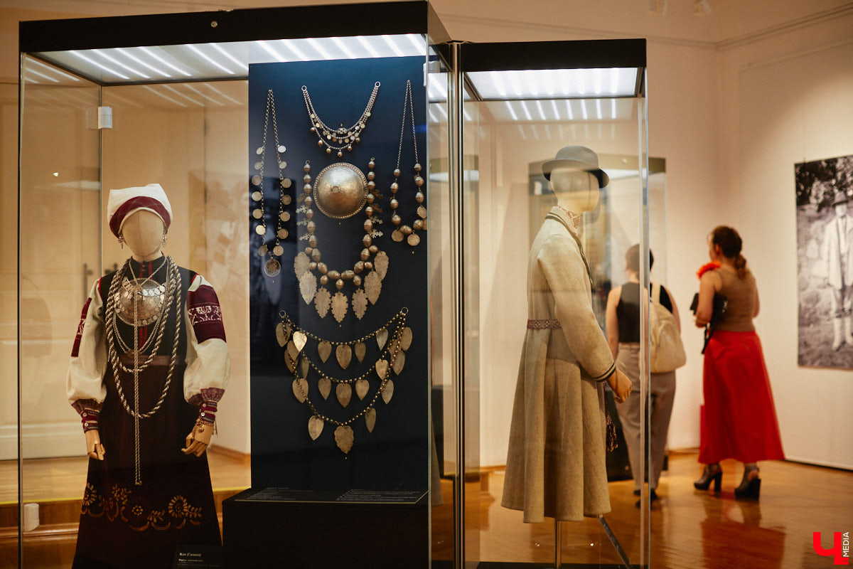 Мода циклична, и порой возвращения бывают очень неожиданными. Речь не о джинсах клеш, а о еще более древних предметах с историей. В вещах, насчитывающих сотню лет, наблюдаются актуальные нынче тренды. А потому вместе с владимирским стилистом Александрой Креар мы сравнили старинные украшения с современными.