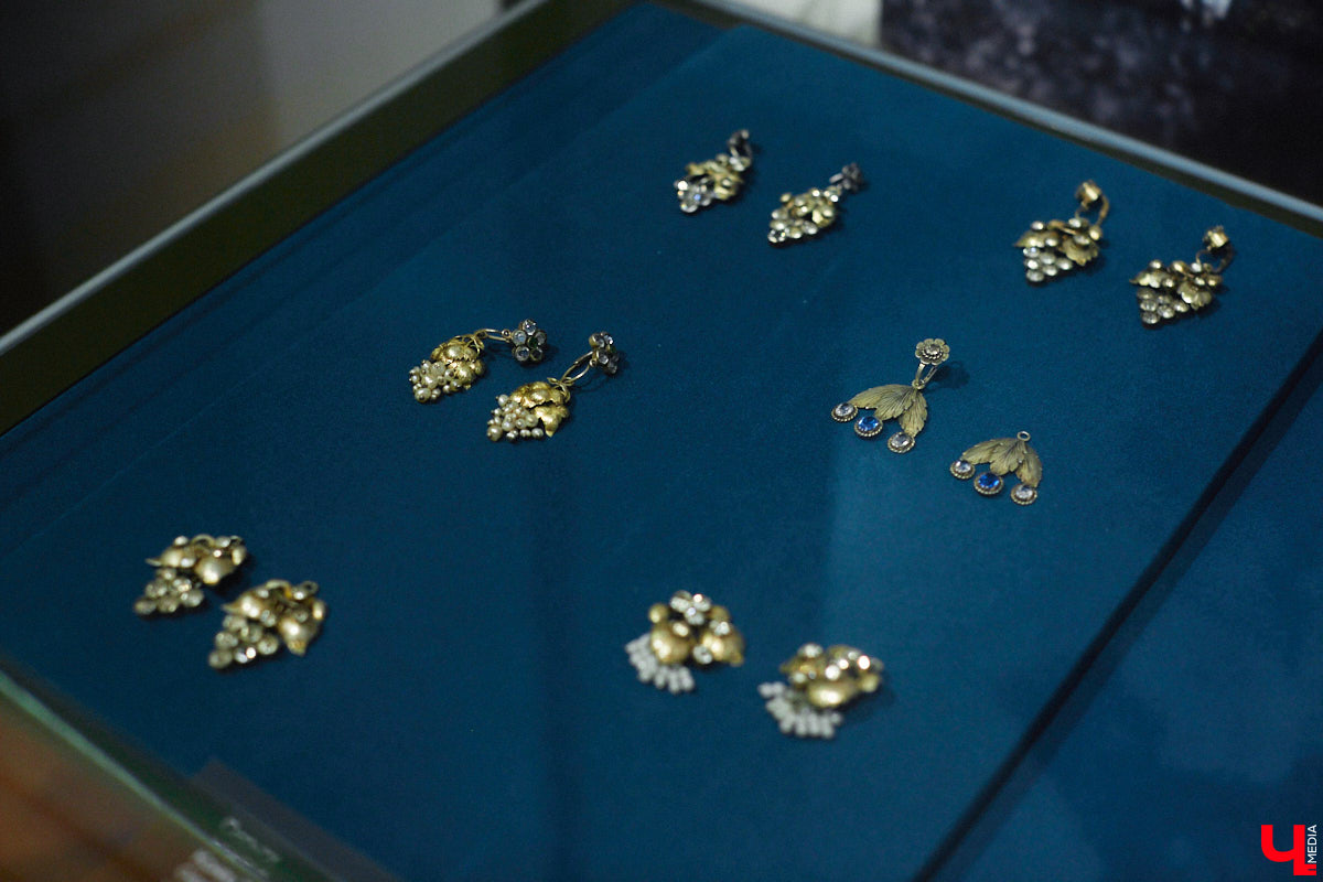 Мода циклична, и порой возвращения бывают очень неожиданными. Речь не о джинсах клеш, а о еще более древних предметах с историей. В вещах, насчитывающих сотню лет, наблюдаются актуальные нынче тренды. А потому вместе с владимирским стилистом Александрой Креар мы сравнили старинные украшения с современными.