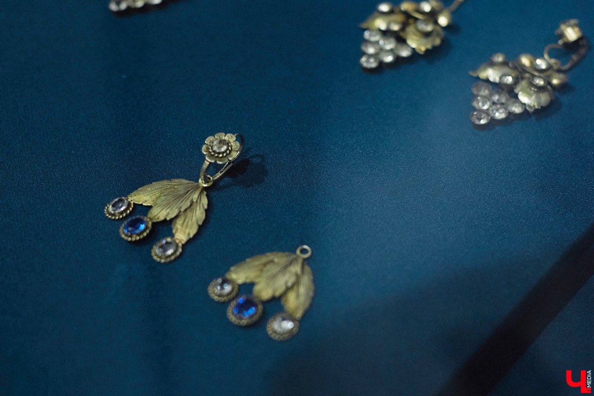 Мода циклична, и порой возвращения бывают очень неожиданными. Речь не о джинсах клеш, а о еще более древних предметах с историей. В вещах, насчитывающих сотню лет, наблюдаются актуальные нынче тренды. А потому вместе с владимирским стилистом Александрой Креар мы сравнили старинные украшения с современными.